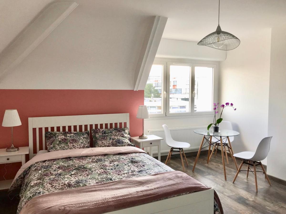 Joli Sevigne A Apartment *